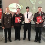 Landesfeuerwehrkommandant LBD Günther Trinker, BI Balthasar Gwechenberger, der
griechische Verbindungsoffizier Konstantin Papadopolous und HBM Franz Mayer bei der Verleihung
des Verdienstzeichens (v.l.n.r.)