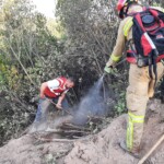 Nachlöscharbeiten in unwegsamem Gelände