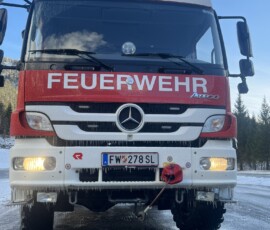 Pumpe Lamprechtshausen Mit Eiszapfen behangenes Fahrzeug der Feuerwehr Lamprechtshausen