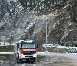 Pumpe Löschzug Arnsdorf Löschfahrzeug der Feuerwehr Arnsdorf bei Übungen auf rutschigem Untergrund
